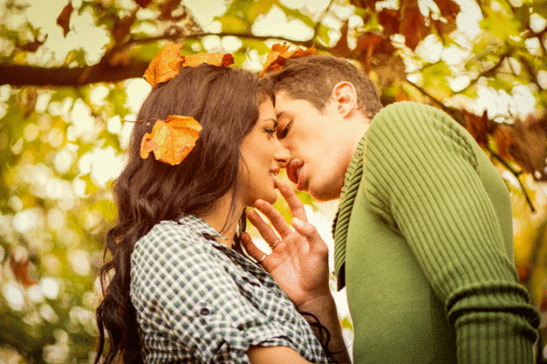 couple-kissinug-leaves-autumn